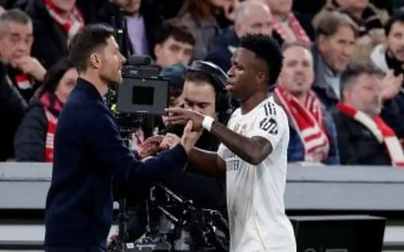 نجوم ريال مدريد يضغطون على الإدارة لاستمرار تشافي ألونسو